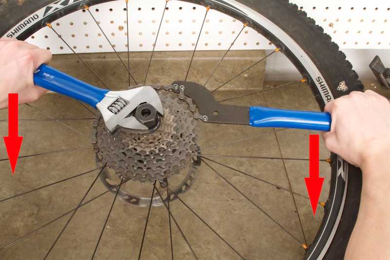 Как правильно закручивать колесо. Съемник для звездочек велосипеда Shimano. Кассета заднего колеса велосипеда. Ключ для откручивания задних звездочек велосипеда. Трещетка на колесо велосипеда.