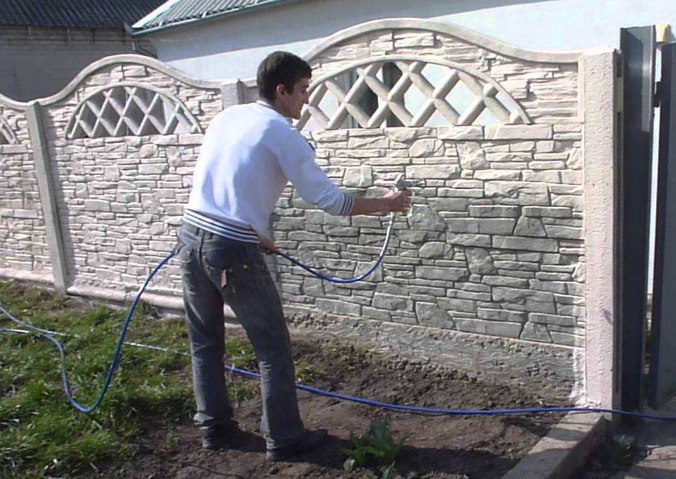 Как покрасить бетонный забор: выбор краски, подготовка и этапы работы