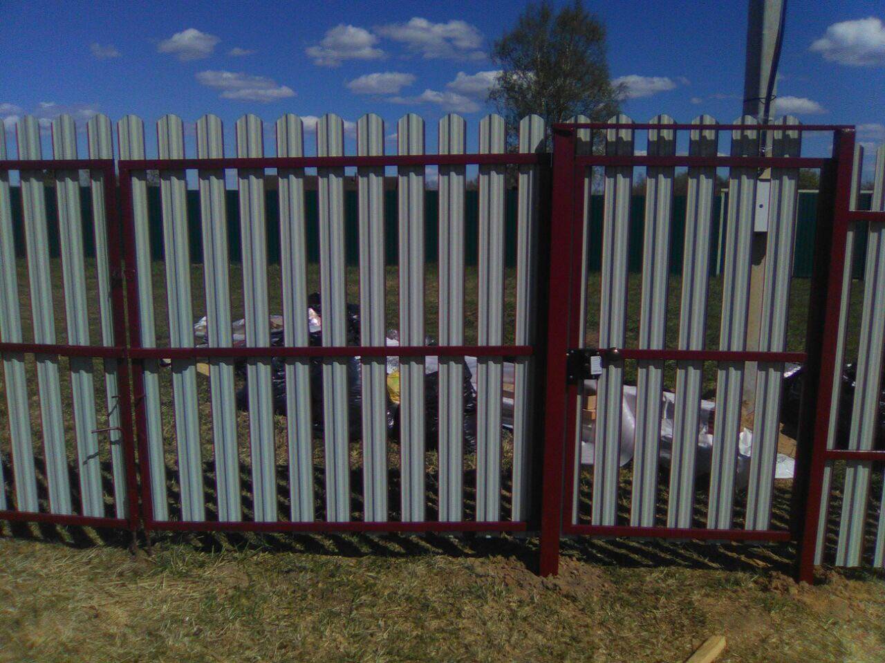 Забор из металличческого евроштакетника, установка своими руками: фото, видео