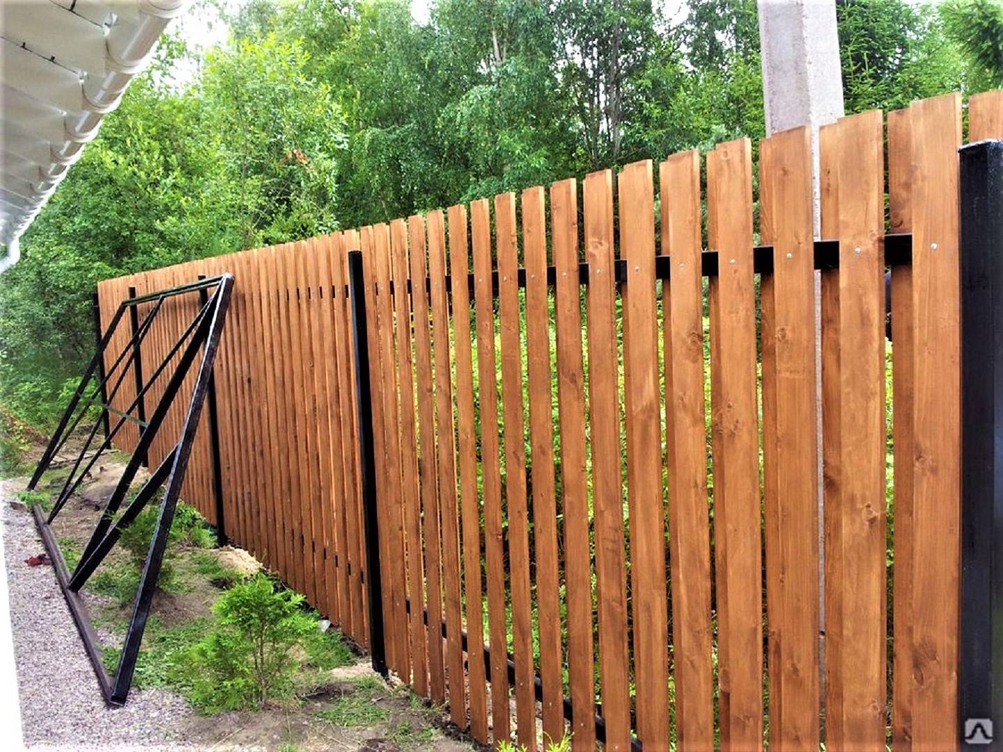 Забор из штакетника деревянного