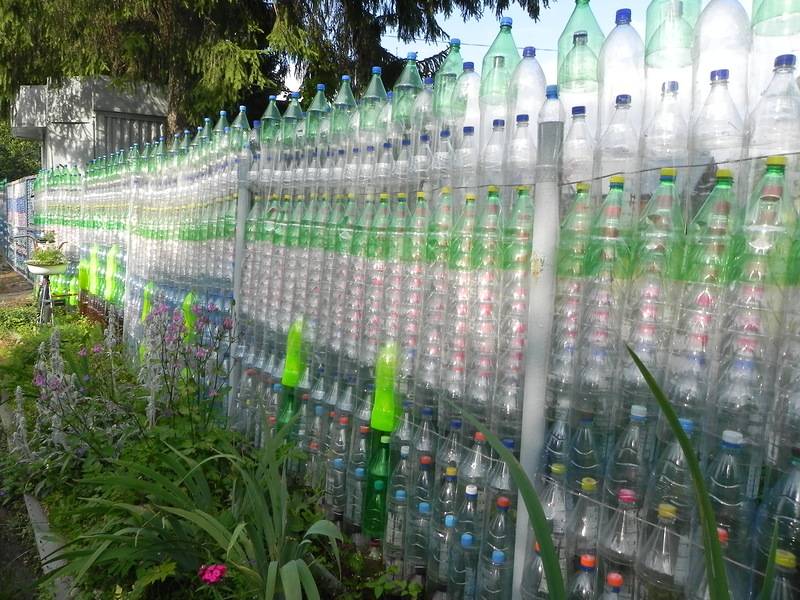 Забор из пластиковых бутылок.  | страна мастеров