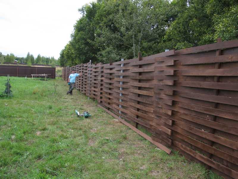 Забор-плетенка из доски: горизонтальный, вертикальный, схемы и чертежи