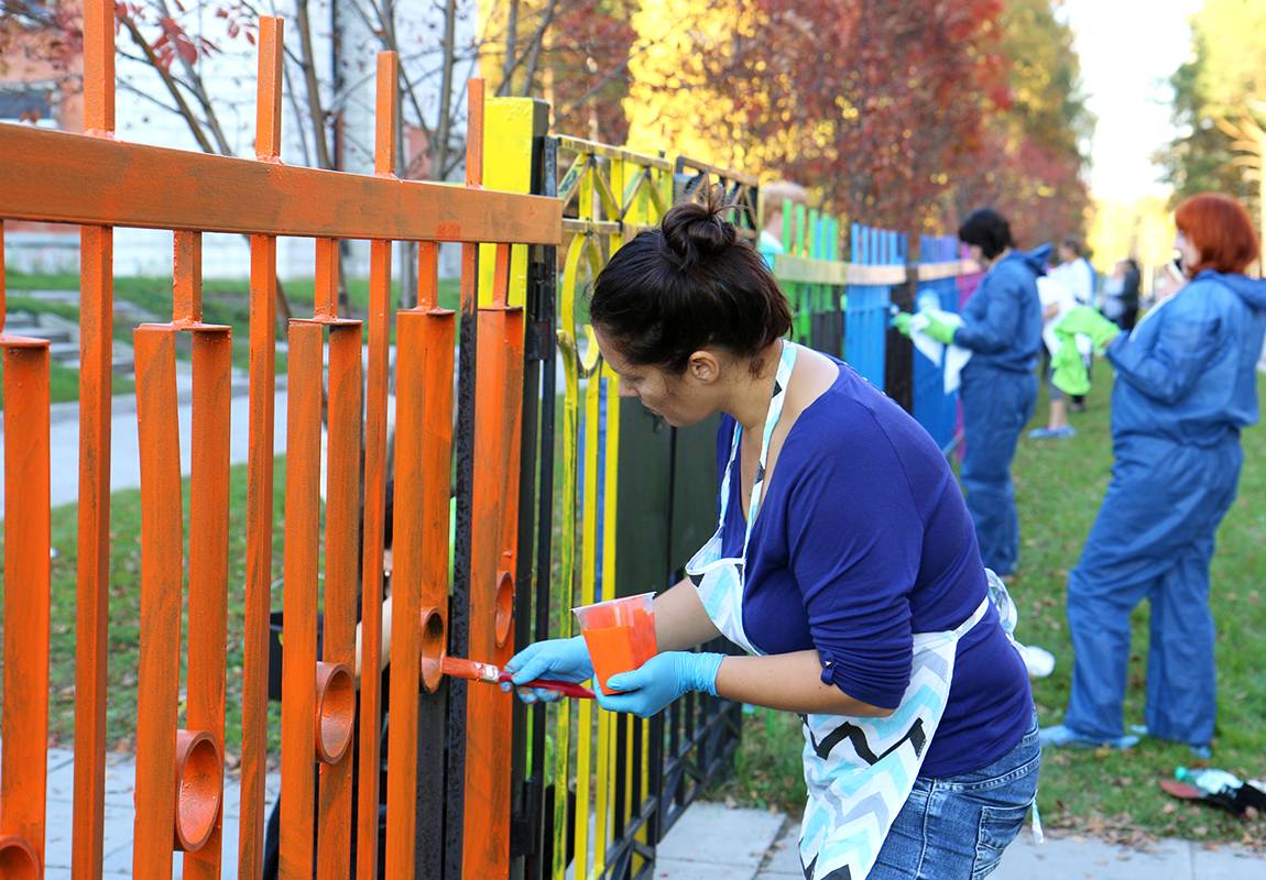 Как покрасить металлический забор своими руками на даче в 2021 году