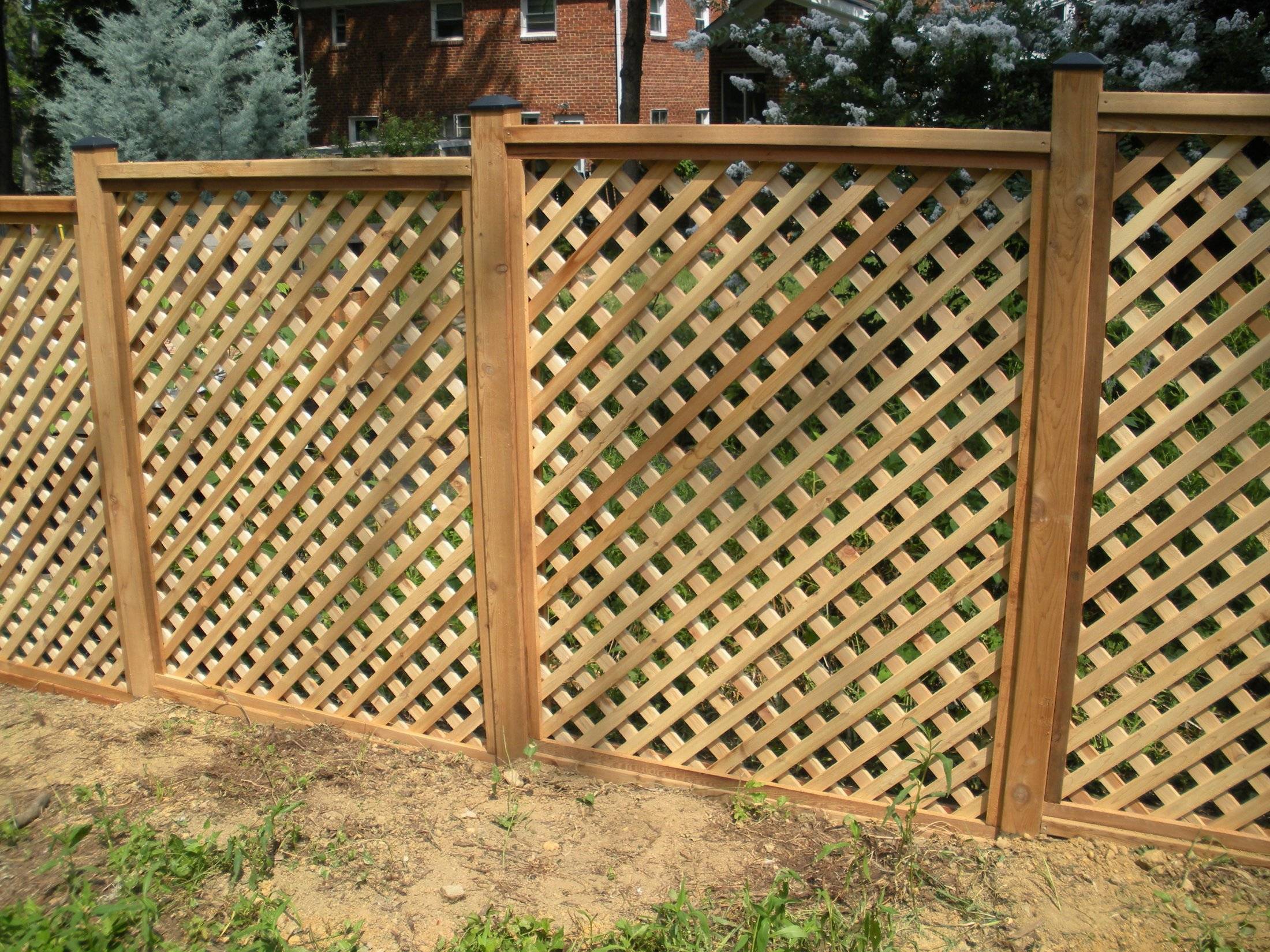 Решетчатый забор металлический или деревянный