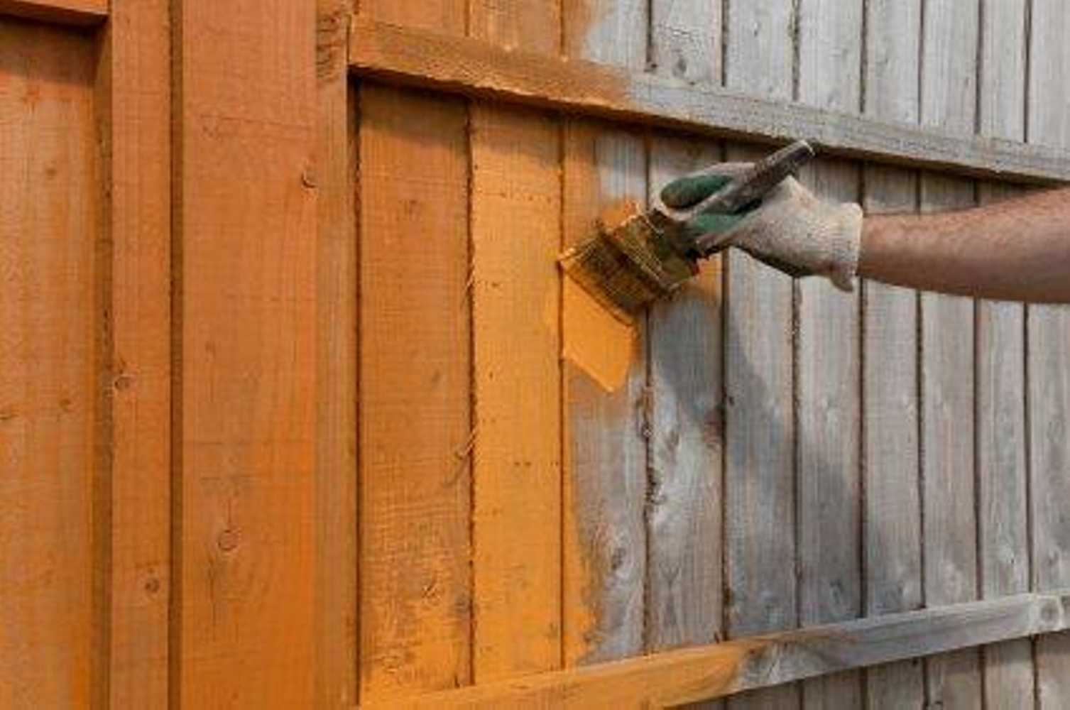 Чем покрасить деревянный забор дешево и надолго: инструкция по применению