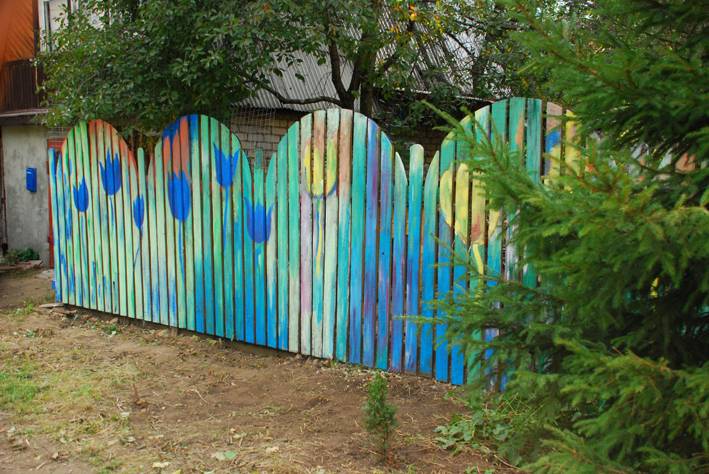 Как покрасить забор из сетки рабицы, штакетника: инструкция, какую выбрать краску (видео и фото) — sibear.ru