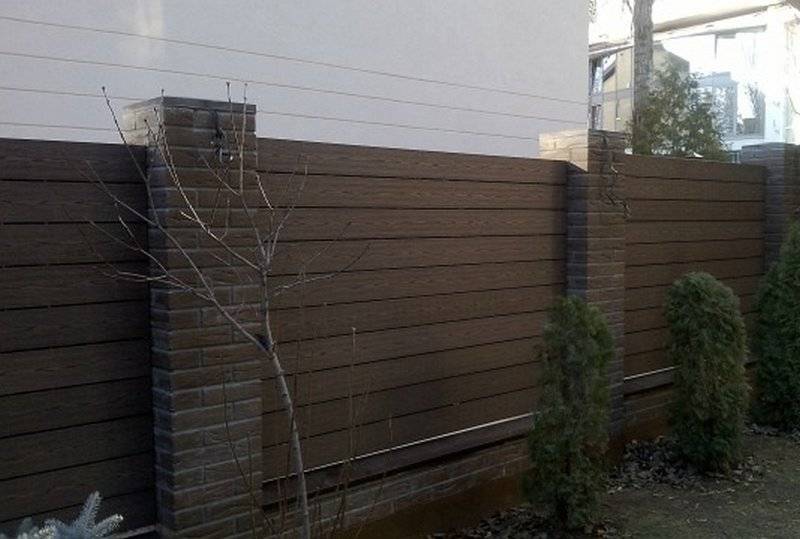 Забор из досок (39 фото): необрезной дощатый забор, модели из террасной доски, горизонтальная и вертикальная пластиковая изгородь