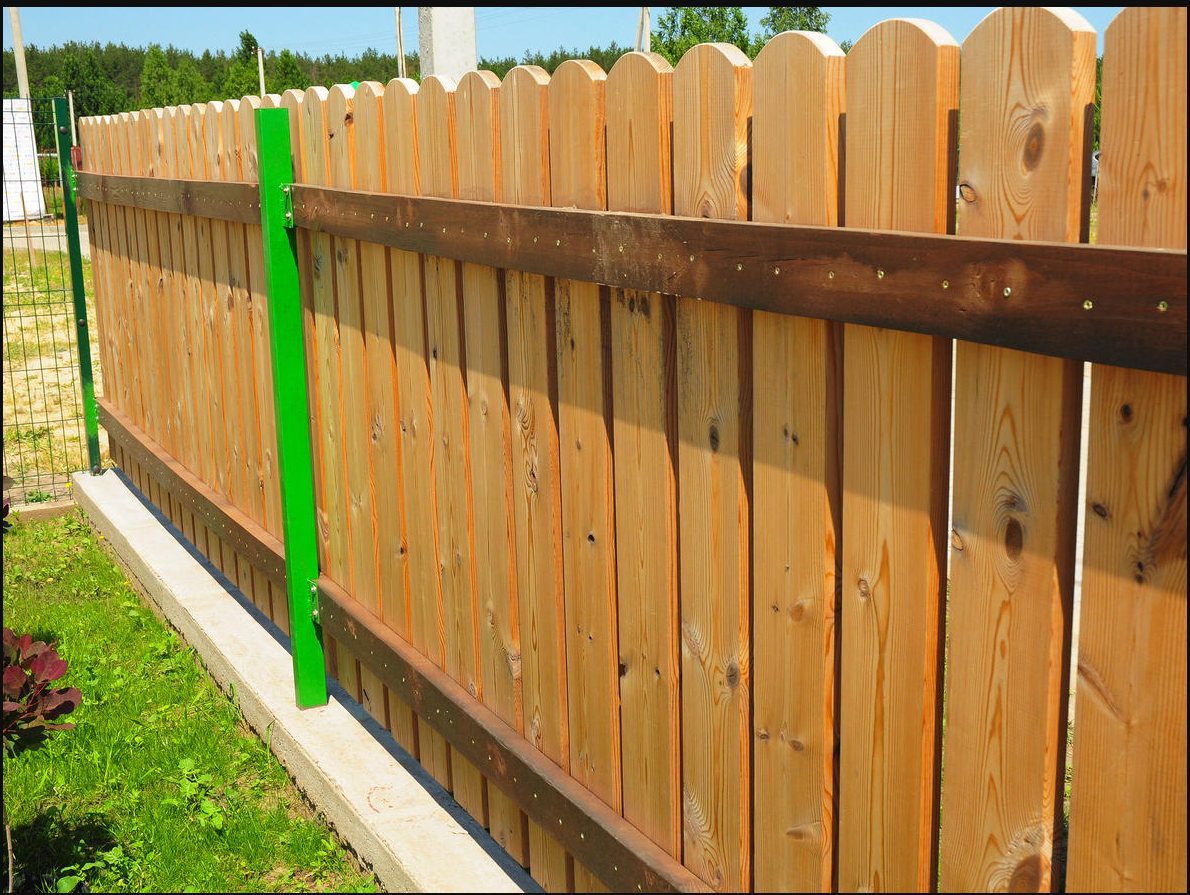 Как и чем бюджетно обработать старый деревянный забор?
