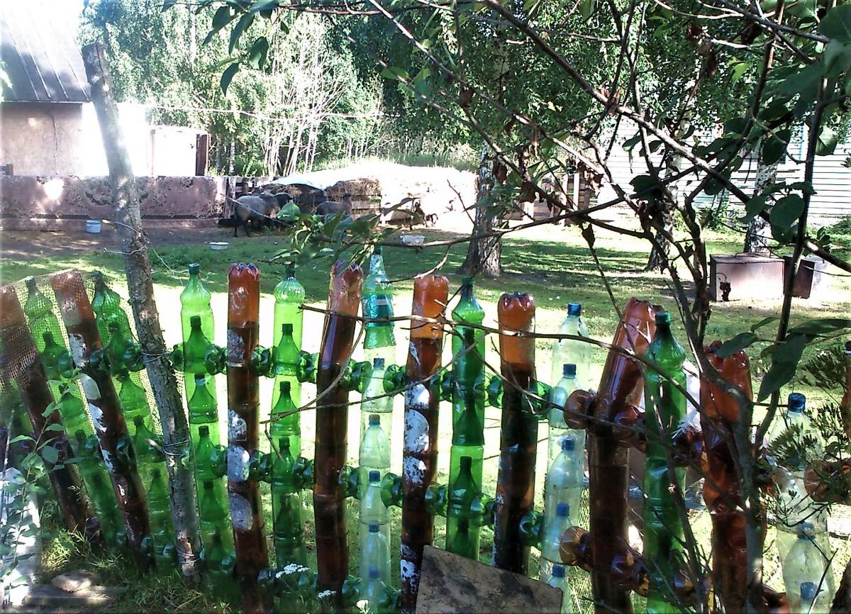 А вы знаете, как сделать забор из пластиковых бутылок или крышек?