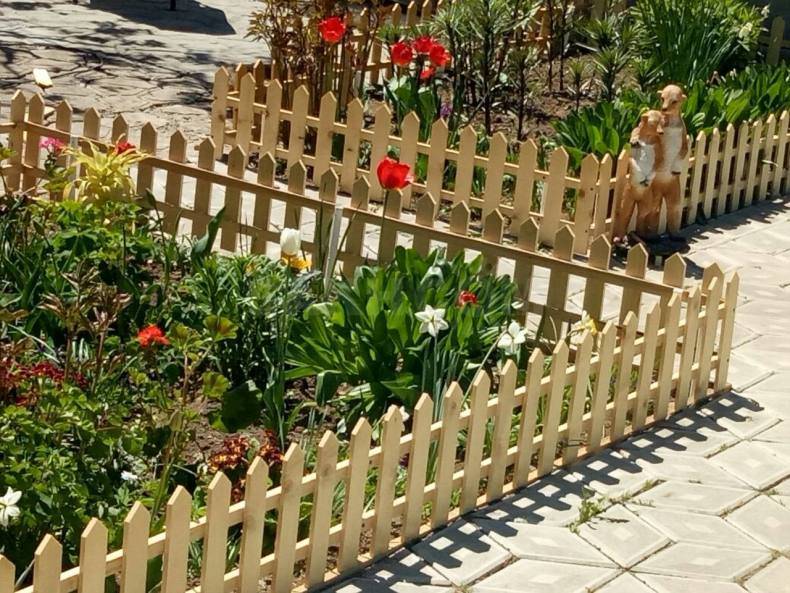 Декоративный забор для клумб: простые примеры садовых бордюров сделанных из подручных материалов для обрамления цветников