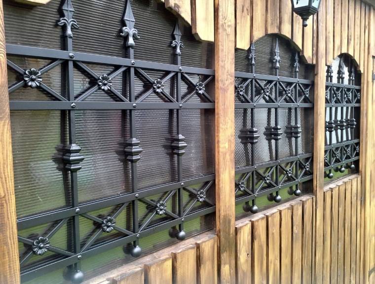 Решетчатый забор металлический или деревянный - фото