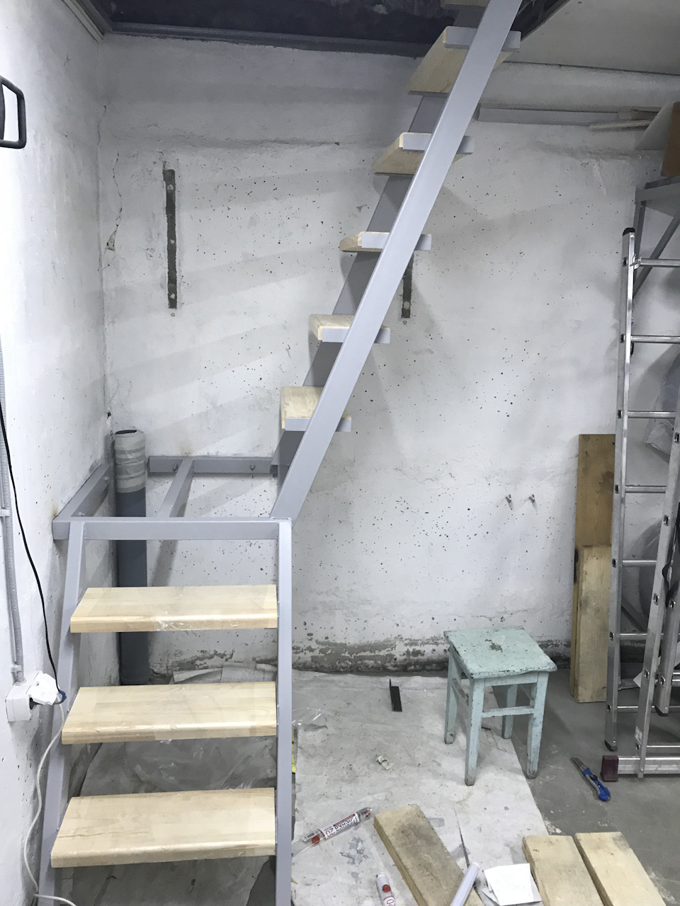 Лестница на второй этаж, в подвал и смотровую яму в гараже своими руками: как сделать