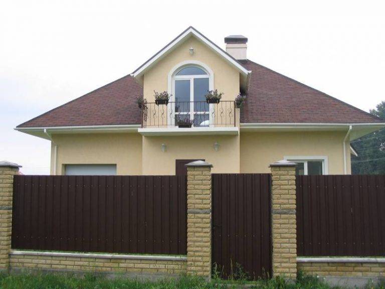 Должен ли забор по цвету сочетаться с крышей дома?