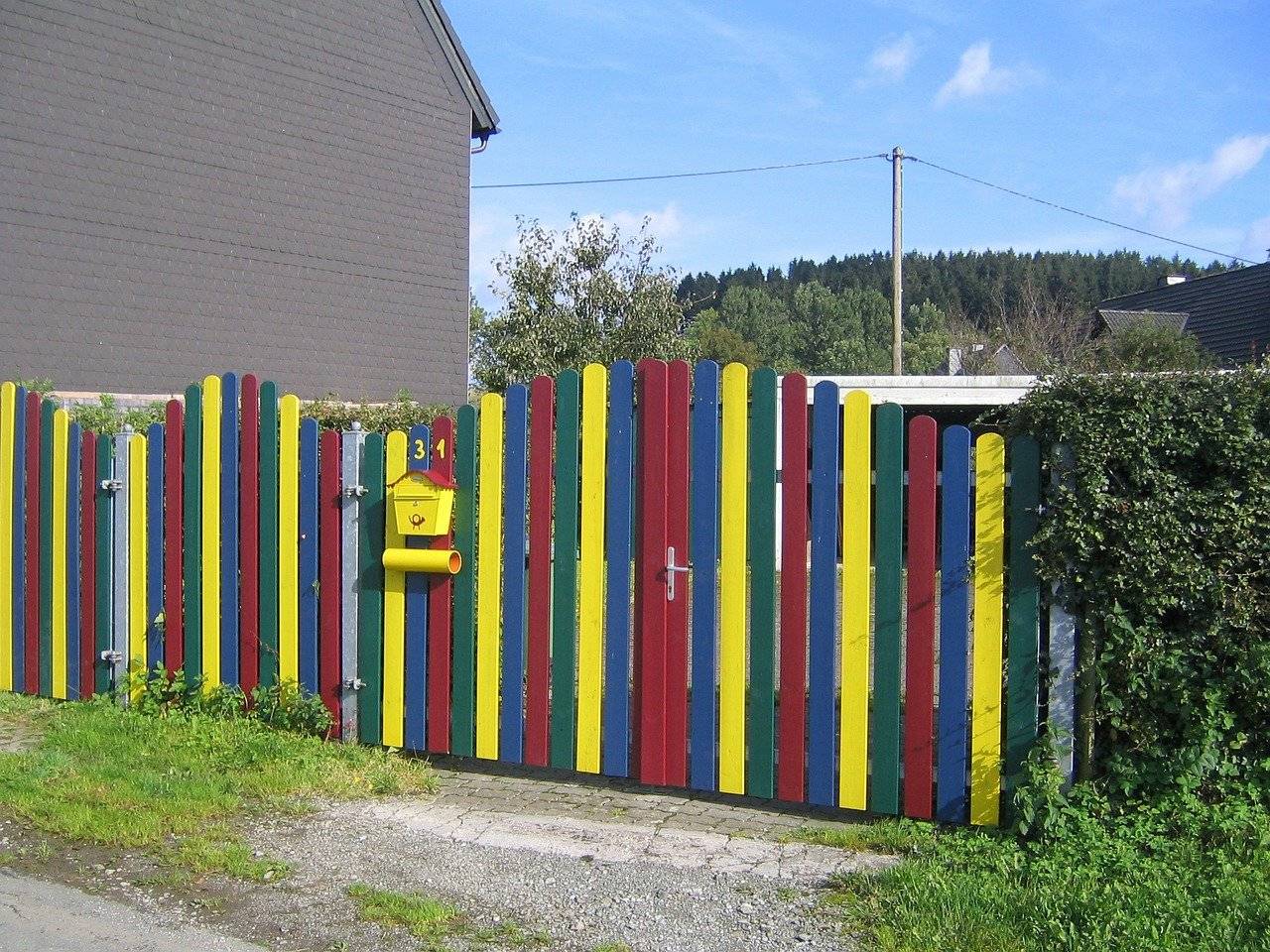 Как покрасить деревянный забор, чтобы он прослужил 10 лет и более