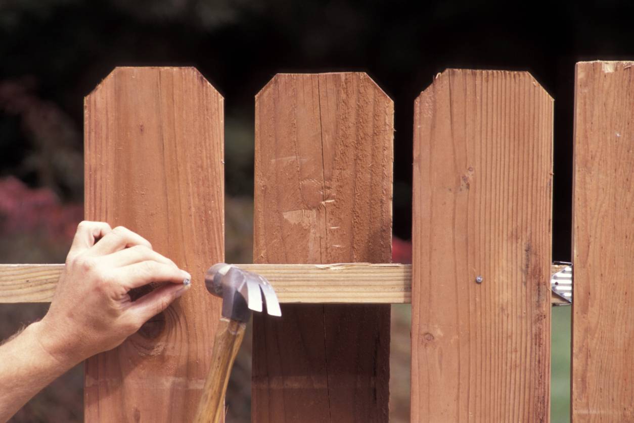 Чем обработать деревянный забор от гниения и влаги
