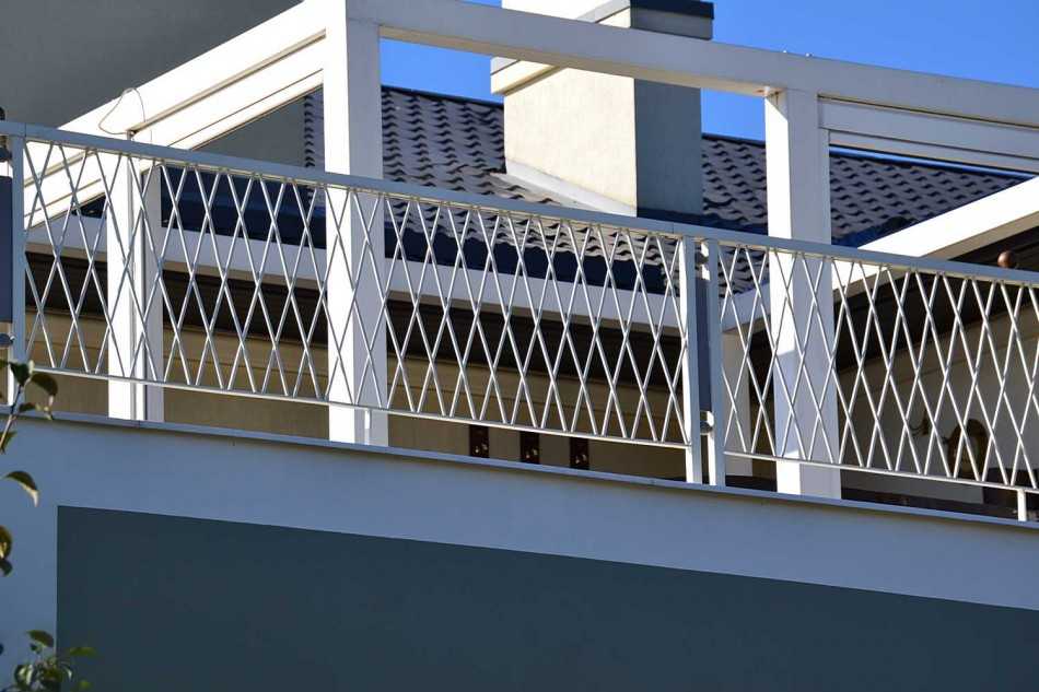 Выбираем перила на балкон: в приоритете – надежность и эстетика