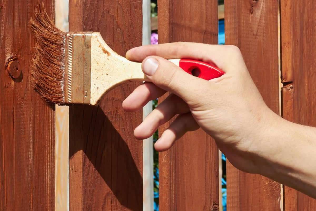 Как покрасить деревянный забор надолго дешево?