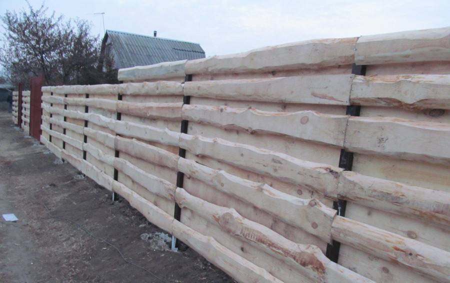 Забор из необрезной доски своими руками с фото: горизонтальный и вертикальный
