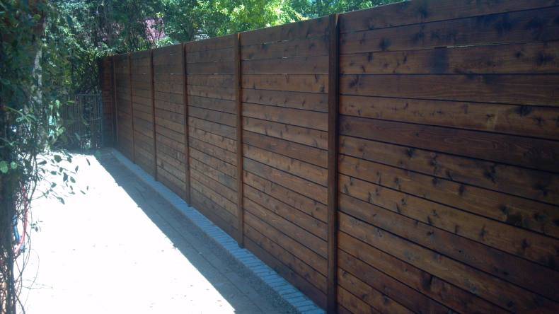 Забор из досок (39 фото): необрезной дощатый забор, модели из террасной доски, горизонтальная и вертикальная пластиковая изгородь — sibear.ru
