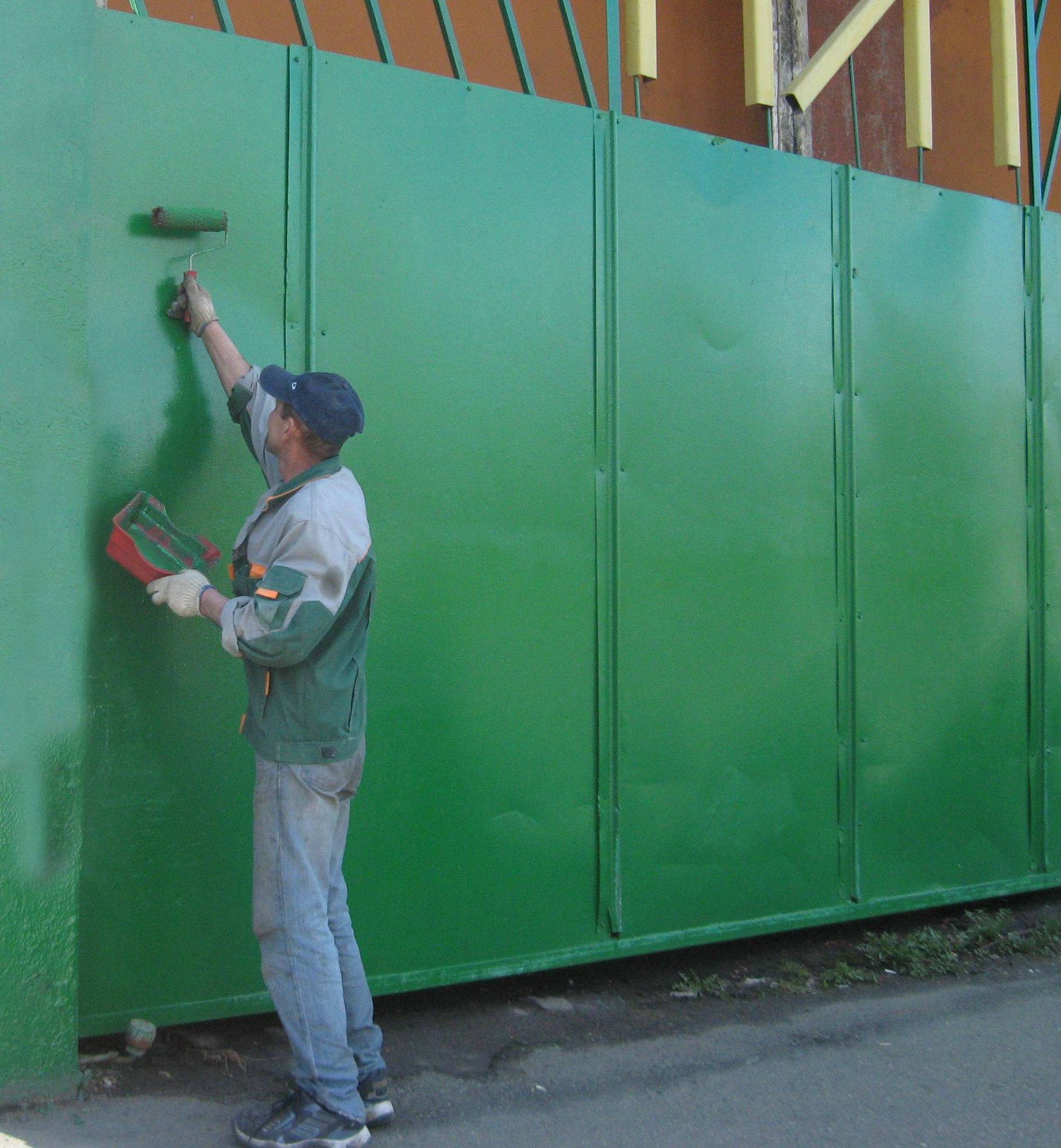 Как покрасить ворота гаража своими руками