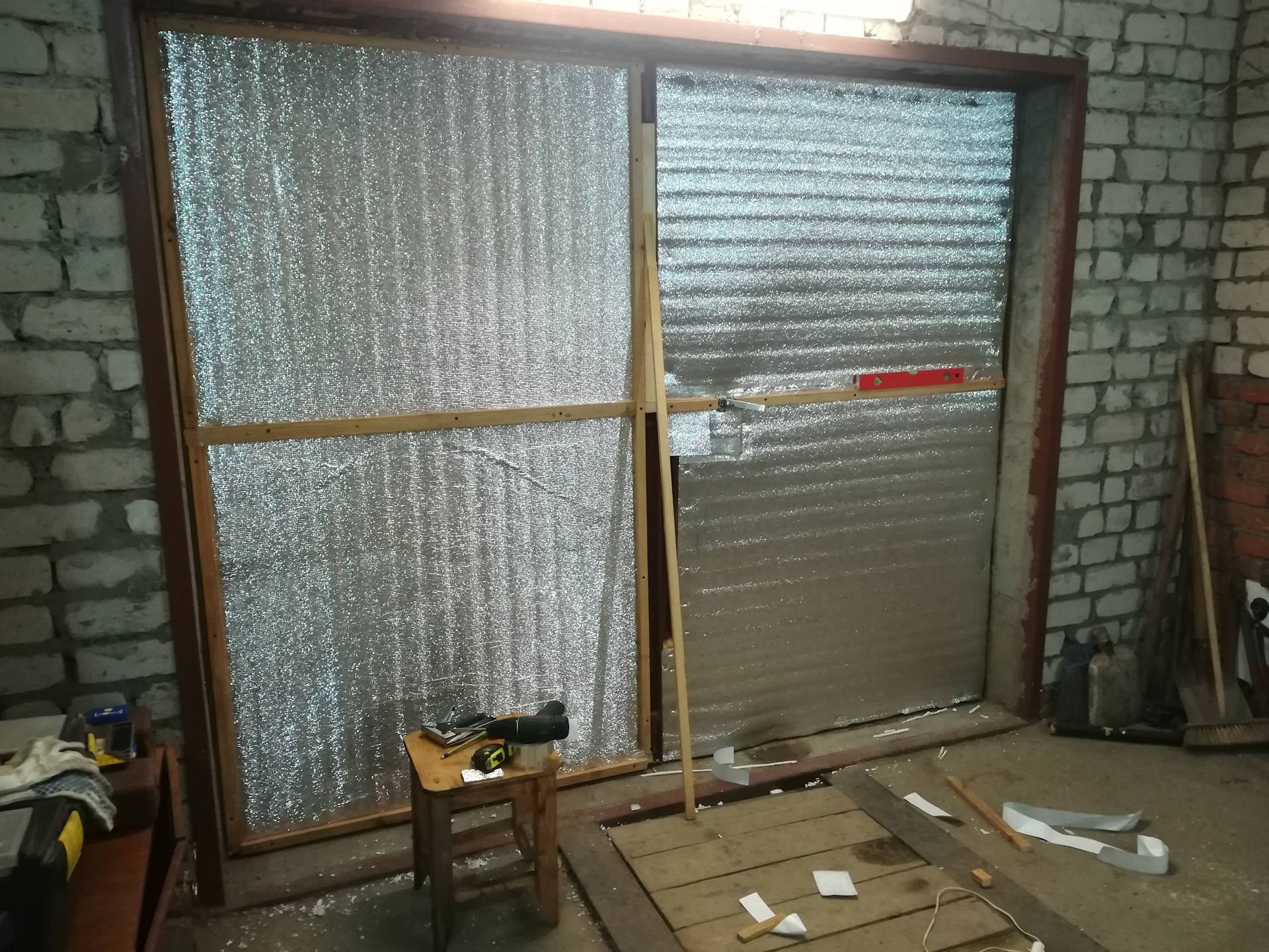 Утепляем ворота гаража изнутри – проверенные способы