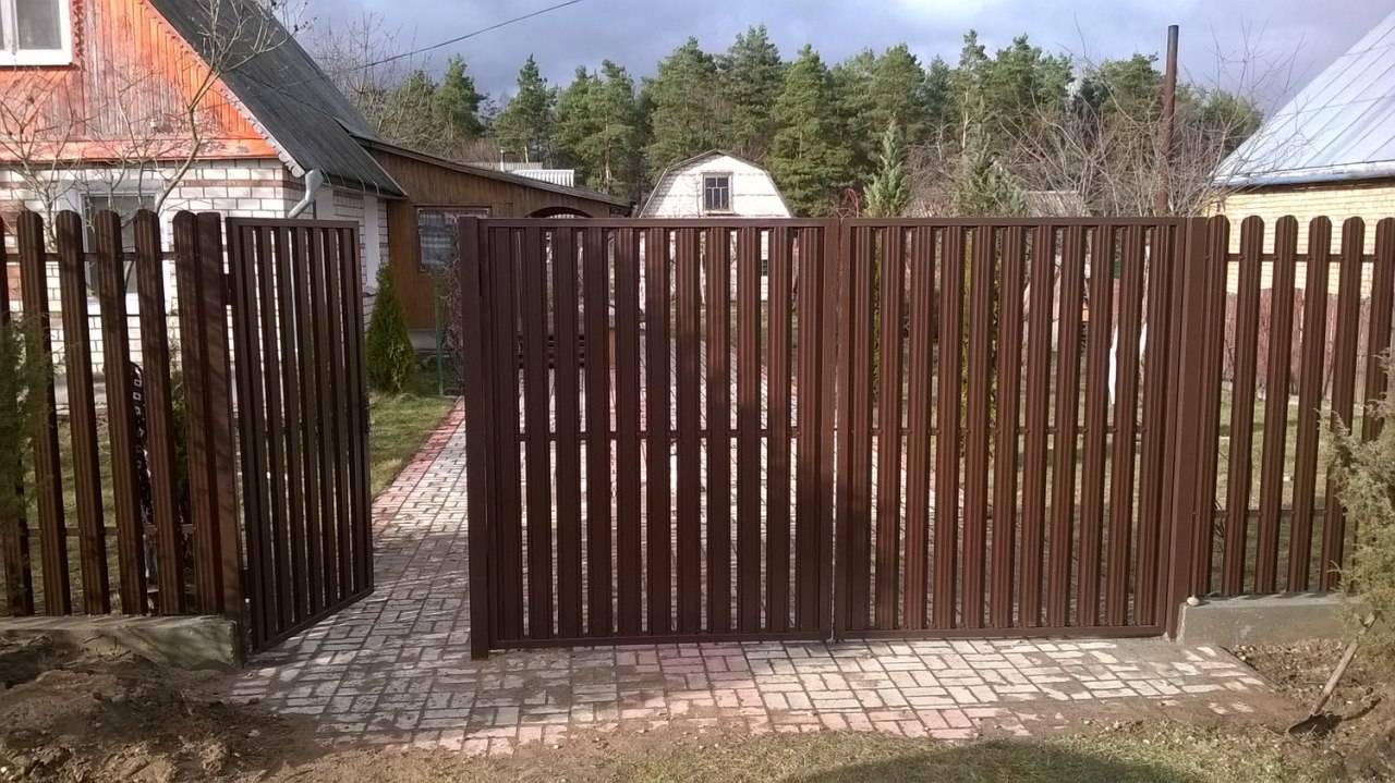 Забор из металлического штакетника: установка своими руками, пошаговая инструкция, фото и видео