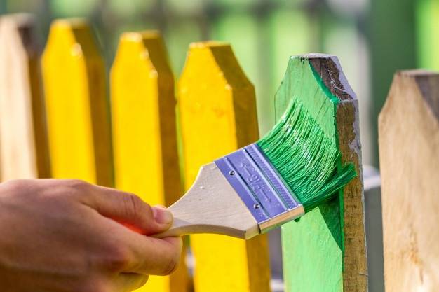 Чем покрасить деревянный забор: выбор краски, правила окрашивания