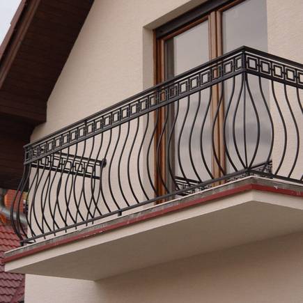 Изящные контуры кованых балконов