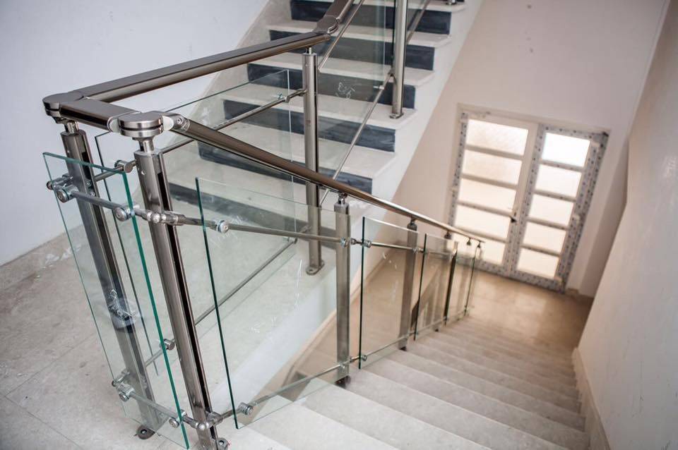 Алюминиевые перила: самостоятельный монтаж поручней, комплектующие детали ограждений для лестниц