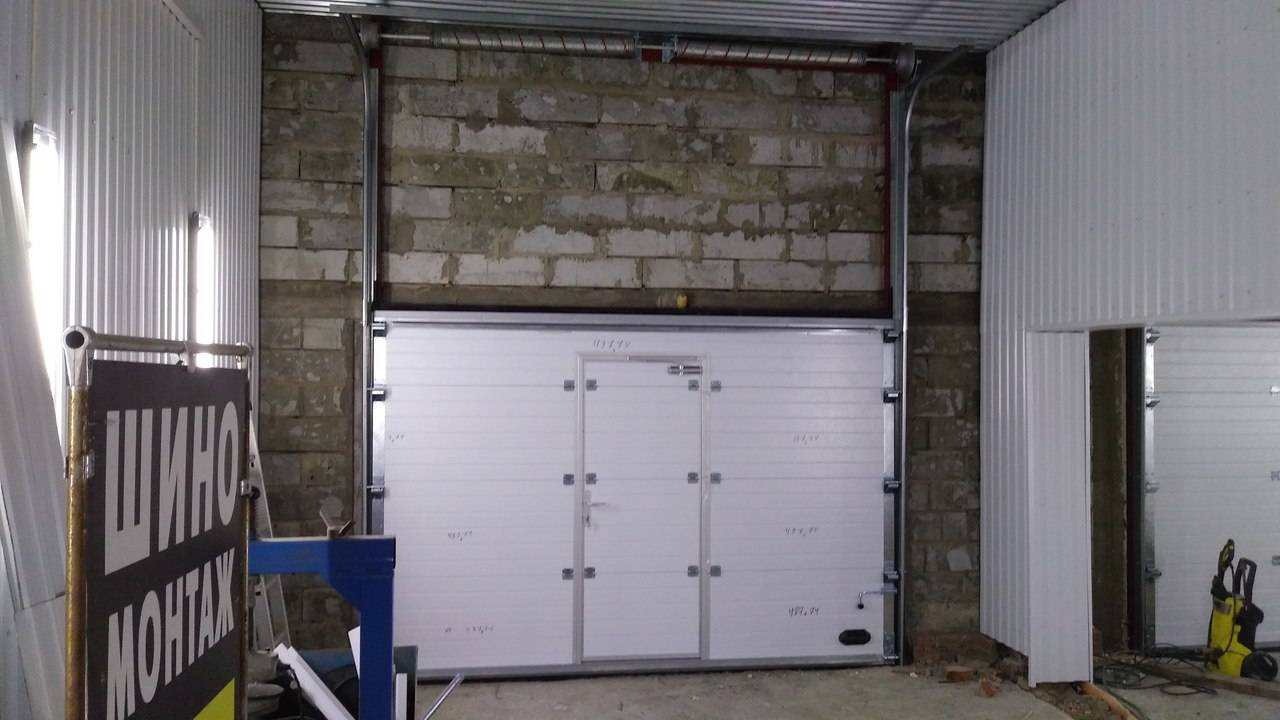 Установка секционных ворот в гараже своими руками: подготовка проема, монтаж и регулировка