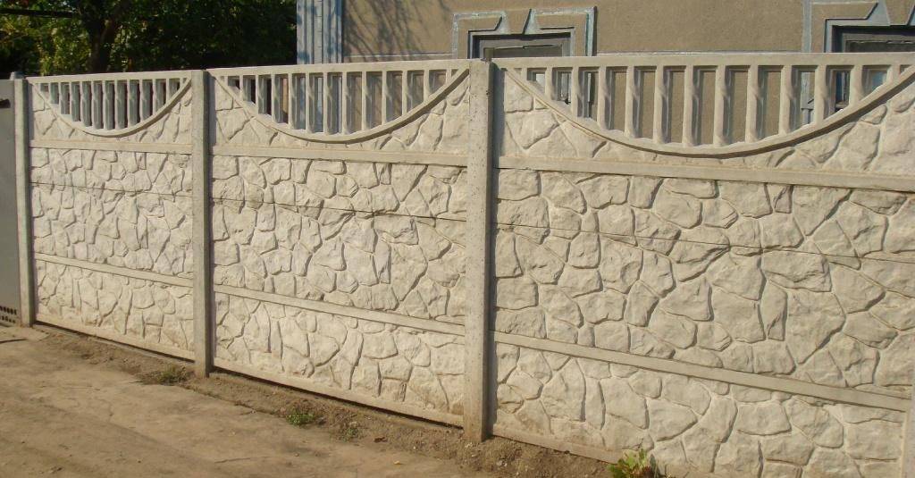 Секционный бетонный забор плюсы и минусы - дизайн и ремонт