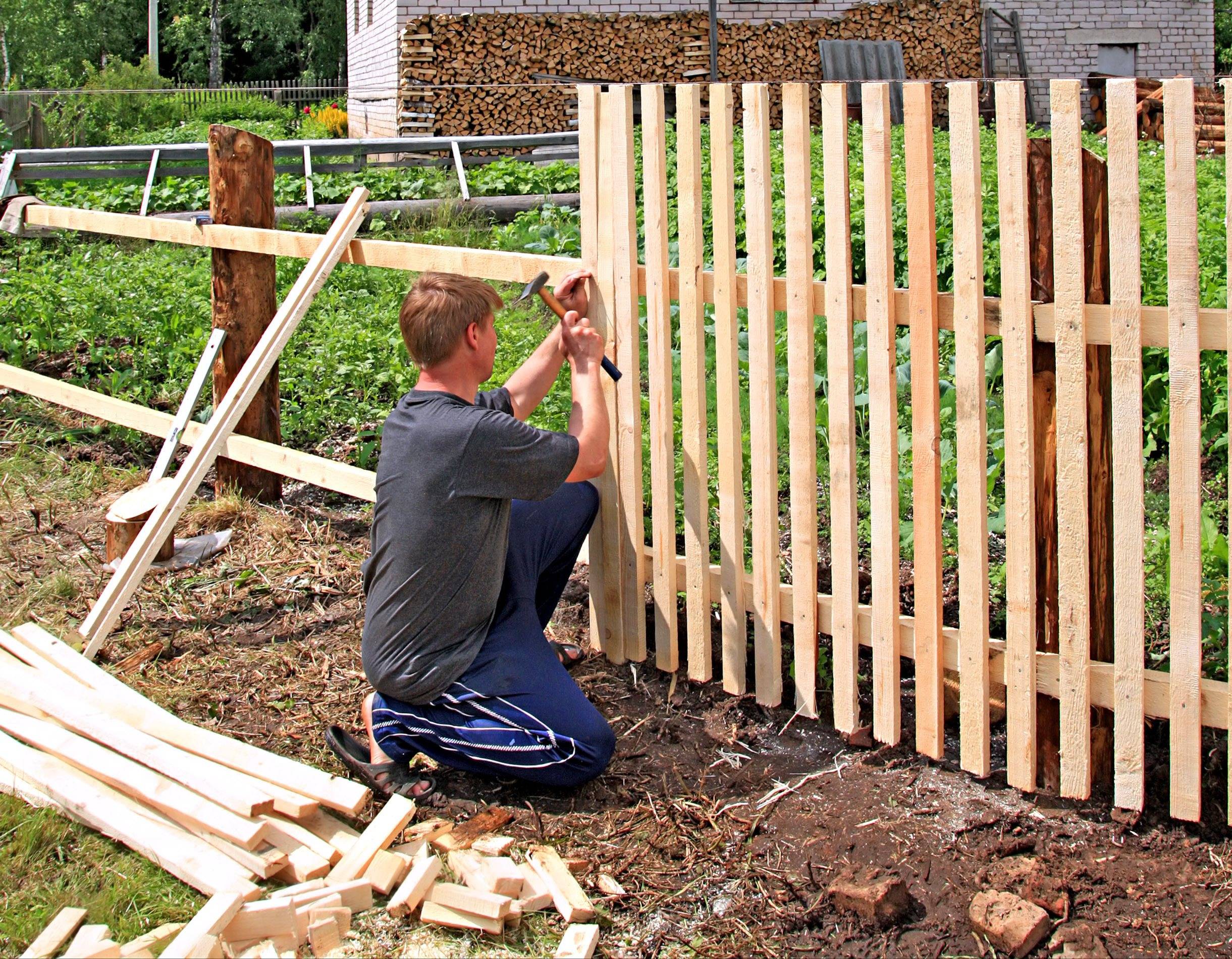 Чем покрыть деревянный забор для долговечности