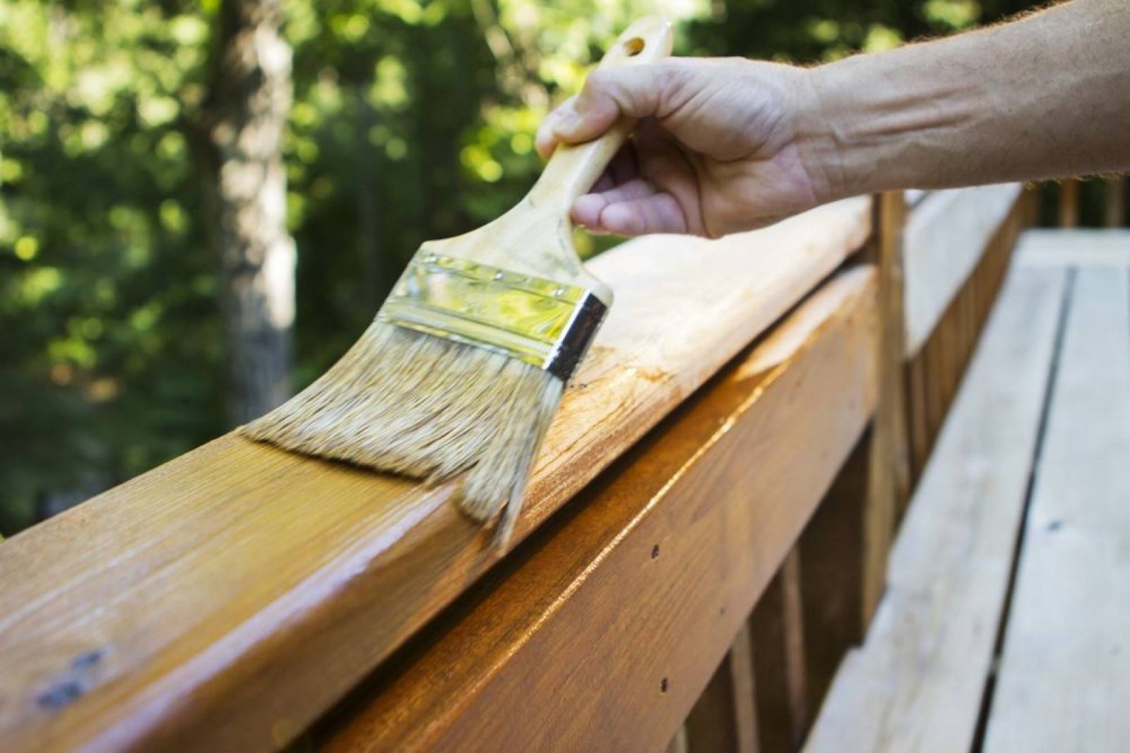 Как правильно покрасить деревянный забор