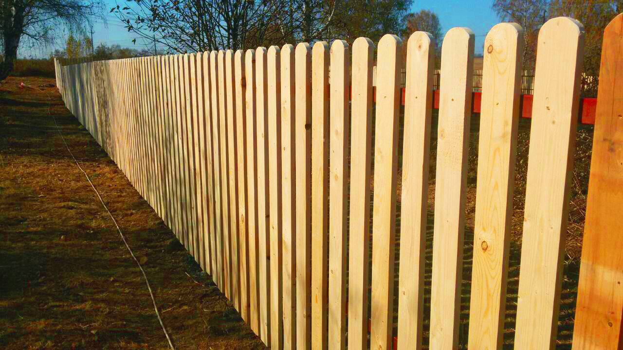 Строительство красивых деревянных заборов разных видов своими руками: фото, видео, как правильно построить забор