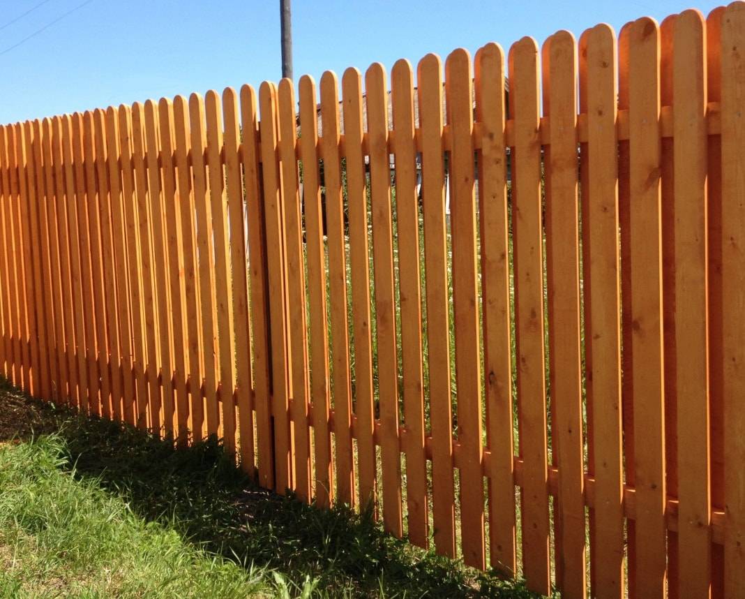 Деревянный забор: технология строительства и рекомендации по уходу в процессе эксплуатации