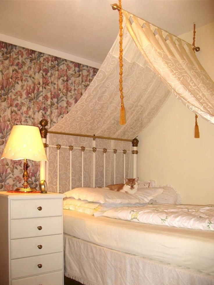 Кованая кровать с балдахином, в чем ее преимущества и недостатки