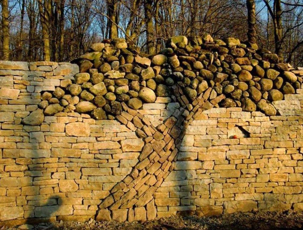 Забор из камня: плюсы и минусы, фото