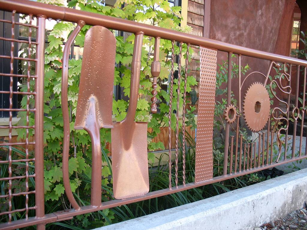 Декоративный забор для дачи своими руками: из чего сделать и как оформить, идеи с фото