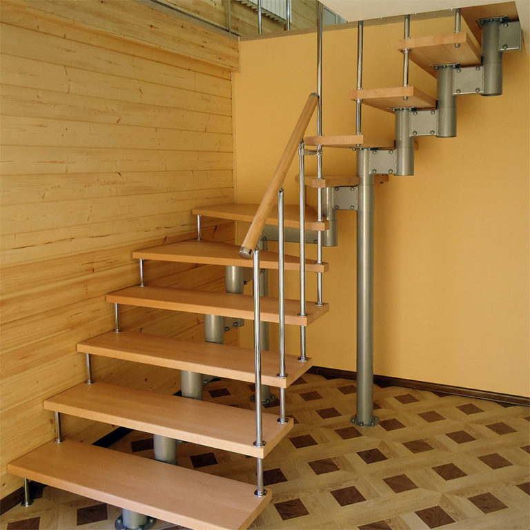 Компактная лестница на второй этаж: варианты для маленьких домов