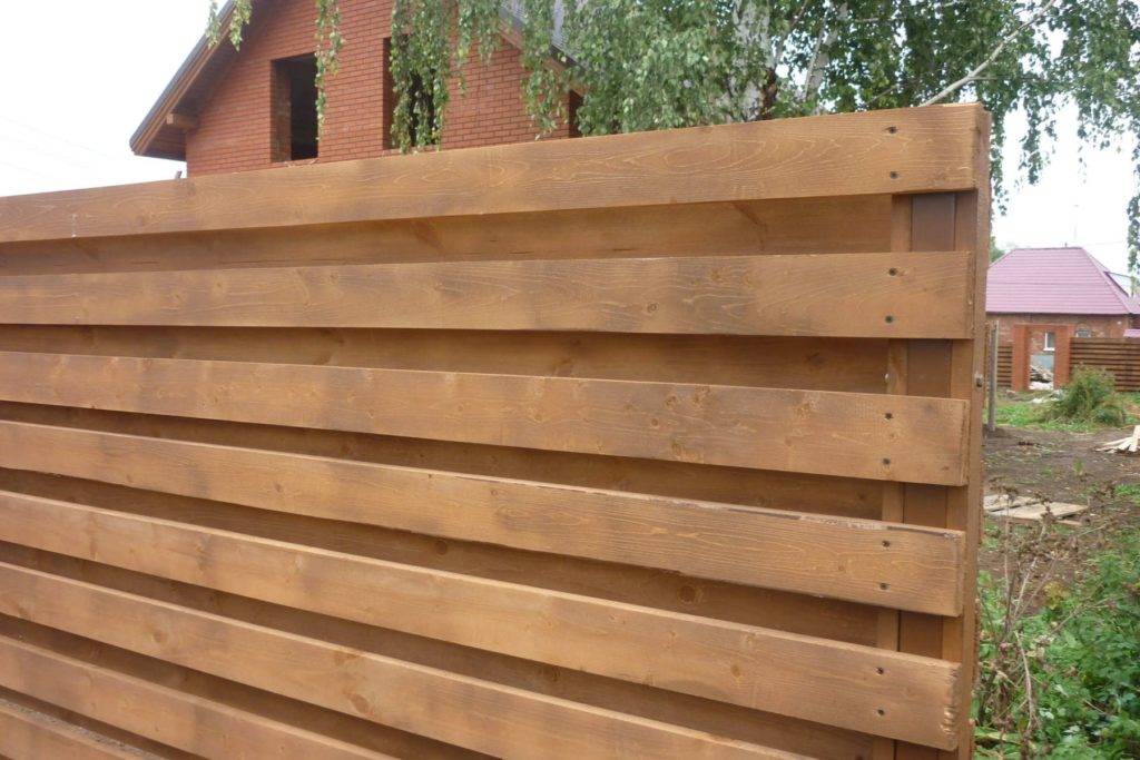 Деревянный забор из необрезной доски своими руками: преимущества и недостатки