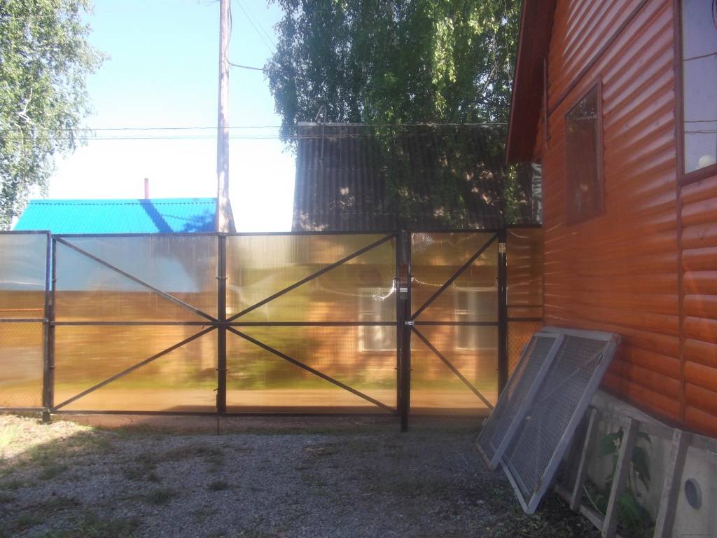 Забор из поликарбоната: как сделать ограждение на металлическом каркасе, инструкция, видео и фото