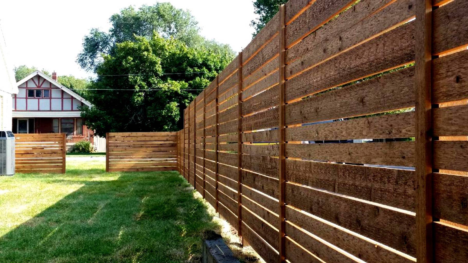 Какой забор лучше поставить в частный дом: топ-10 вариантов для загородного участка