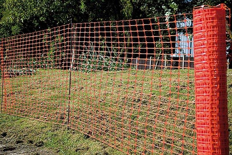 Забор из пластиковой сетки-рабицы: преимущества и недостатки, монтаж