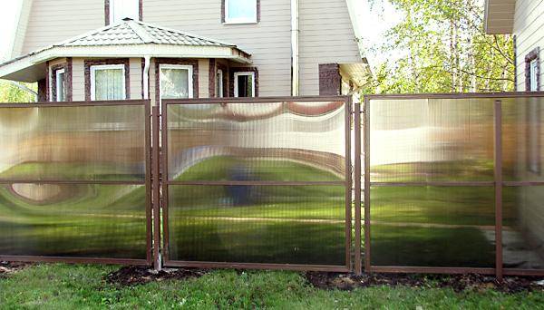 Забор из поликарбоната: варианты, особенности выбора материала и монтаж – советы по ремонту