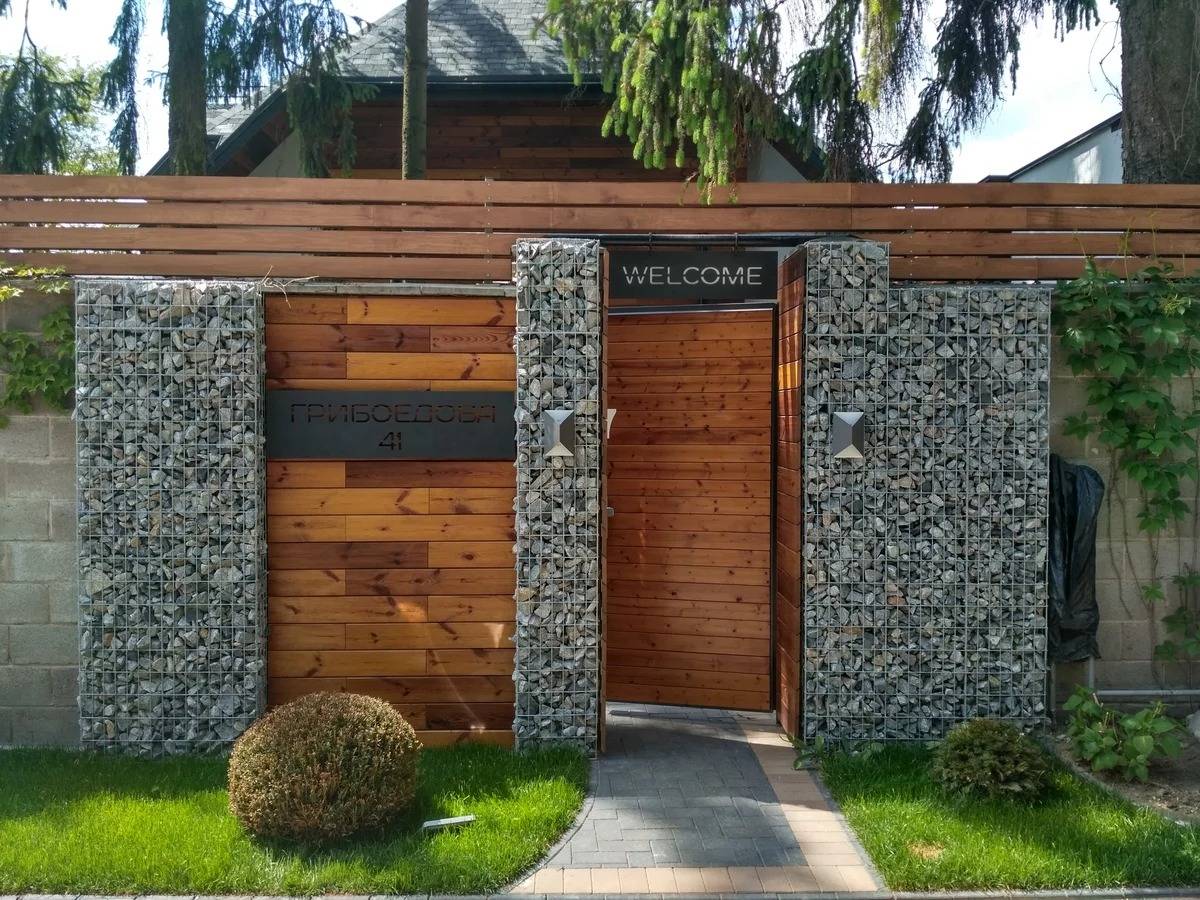 Красивые заборы для частных загородных домов из профнастила, ограждения из дерева в современном стиле: недорогие и красивые изделия из металла
 - 43 фото
