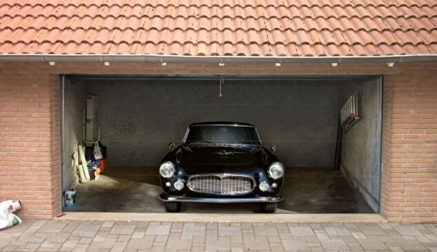 Гараж для автомобиля ворота. Машина в гараже. Машина на воротах гаража. Открытый гараж. Машина из гаража.