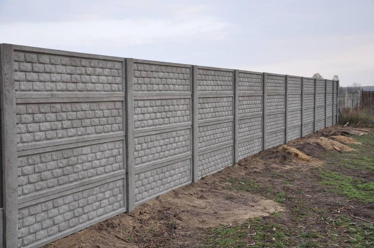Забор из бетонных панелей (плит)
