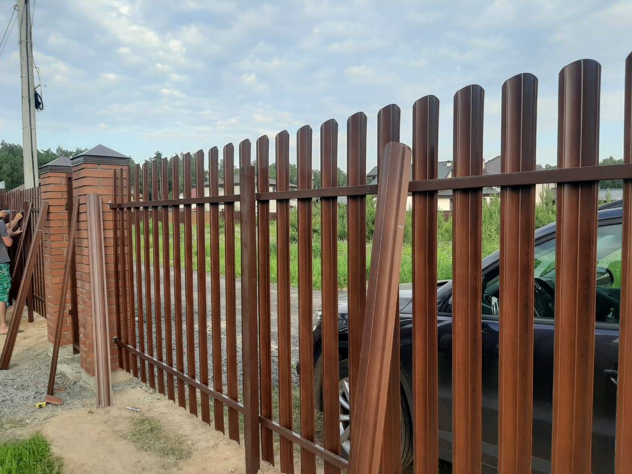 Забор из металлического штакетника: фото аккуратных ограждений