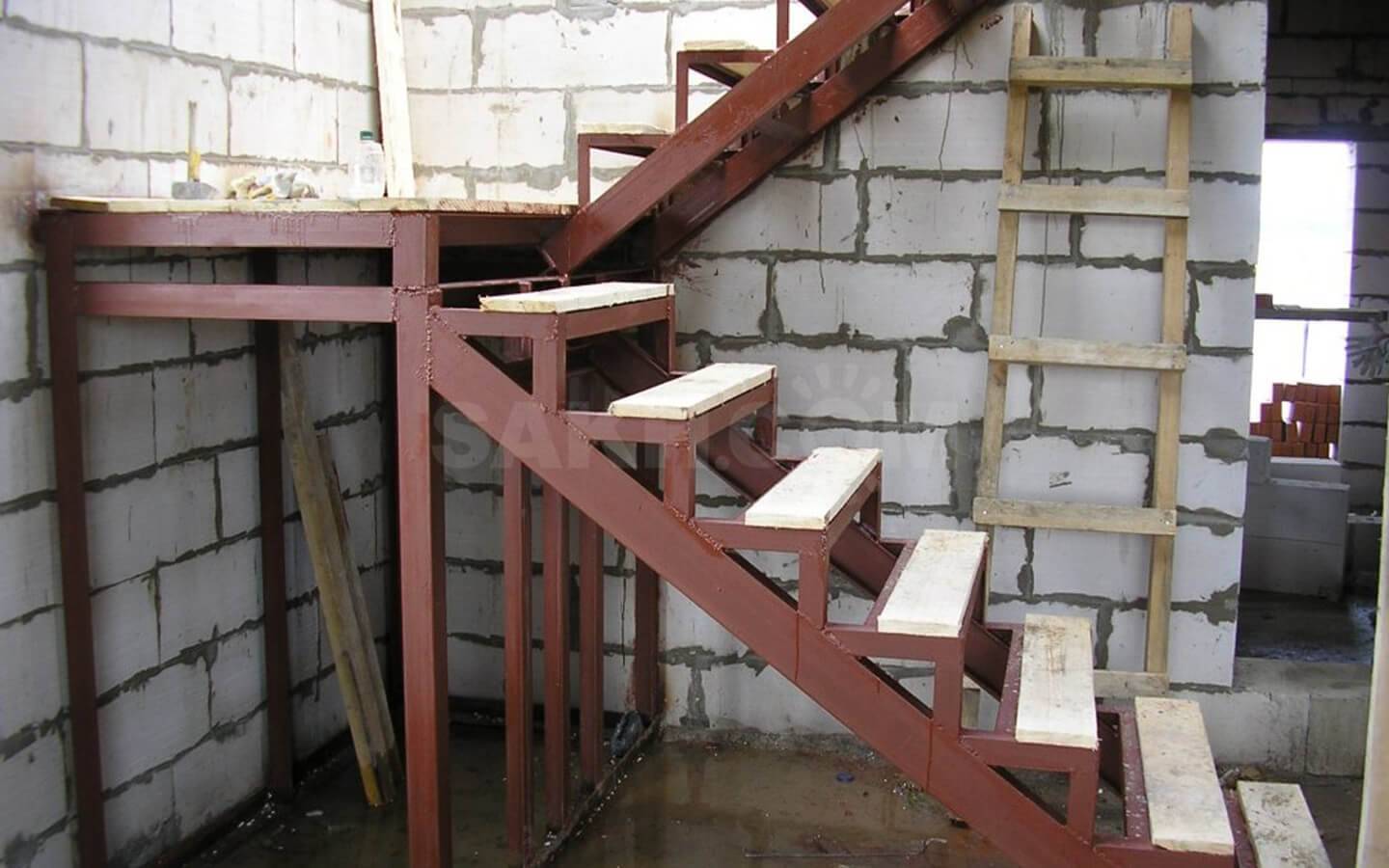 Второй этаж из профильной трубы. Косоур из швеллера 10. Металлическая лестница. Лестница сварная. Сварка каркаса лестницы.
