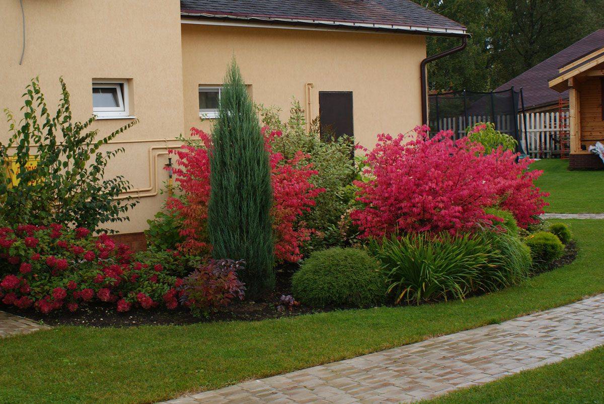 Ландшафтный дизайн перед домом: оформление участка в современном стиле, как оформить территорию красиво
 - 35 фото
